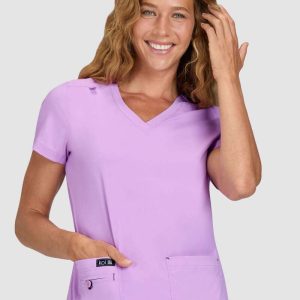 Becca Top Koi Basics color Bloom Lavender con cuello en V y bolsillos funcionales