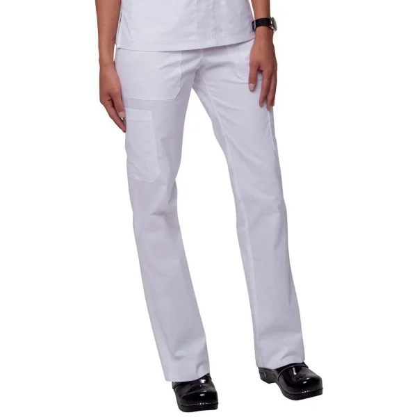 Pantalon-Lindsey-de-mujer-710-koi-Stretch Mujer con uniforme médico: pantalón blanco recto con múltiples bolsillos y top blanco, calzado negro, estilo profesional para entorno de salud"